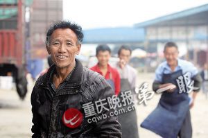 唐再海因為皮膚黝黑，工友們都打趣地稱呼他為“非洲人”。