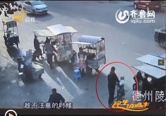 在臨盤市場被抓之后，薦某竟然拿出了一把匕首