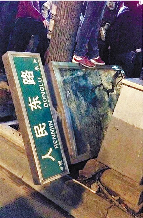 路牌都踩翻，還有人上了樹，城管不出手，也確實不大合適。
