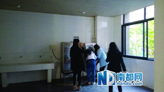 距接熱水的茶房約20米。 南都記者 張少杰 攝