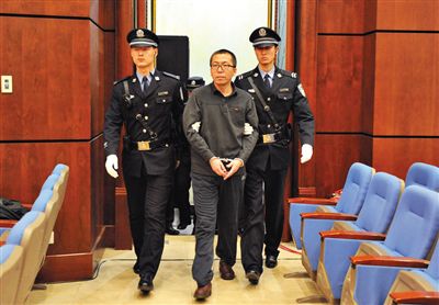 楊秀宇被帶入法庭。昨日，楊秀宇及女下屬盧梅因非法經(jīng)營罪獲刑4年、一年半并處罰金。