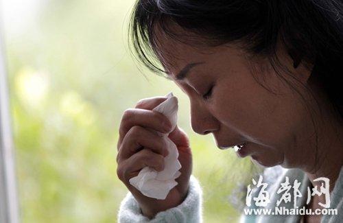 小梅的媽媽看到女兒發(fā)來(lái)的信息，就忍不住落淚