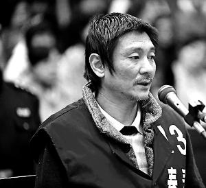 庭審時(shí)，鄭東稱自己想隨女兒一起去，請(qǐng)求法院判他死刑立即執(zhí)行