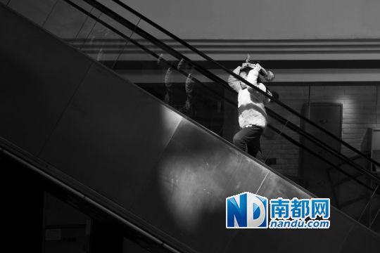 12月12日上午，正佳廣場(chǎng)內(nèi)，任淘淘在扶梯上奔跑玩耍。