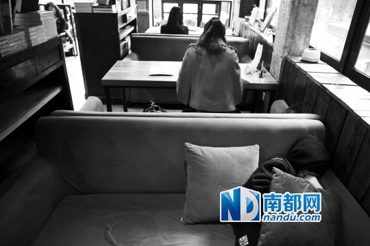 12月12日上午，不打烊書(shū)店里，12歲的楊東吃完午飯后抱著抱枕蜷在沙發(fā)里睡覺(jué)。