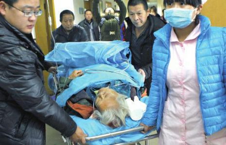 排隊領免費白菜，86歲老太摔倒顱內(nèi)出血。