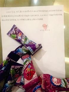 為表謝意，他特意買來20根棒棒糖送給民警。