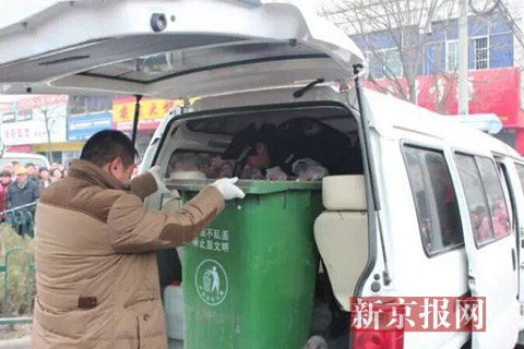 亳州路邊垃圾桶內(nèi)驚現(xiàn)碎尸。網(wǎng)友供圖