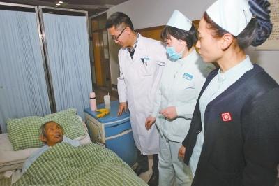 老人病治好了，可他卻一直躺在醫(yī)院的病床上。