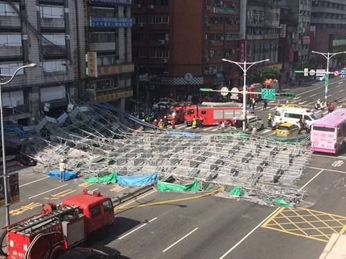臺北市寧波東街和羅斯福路交叉口23日有腳手架倒塌，占據(jù)車道。臺灣“中央社”