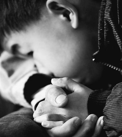 10歲小兒子緊緊握著哥哥的手。資料圖片