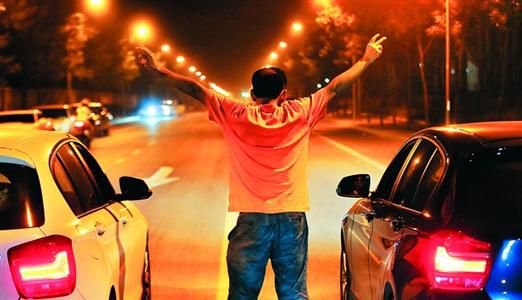 2013年8月25日凌晨，北京，在東壩大街路口進行的一場飆車。