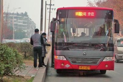 1月6日下午，資陽一輛15路公交車?？吭诋?dāng)時事發(fā)車站。