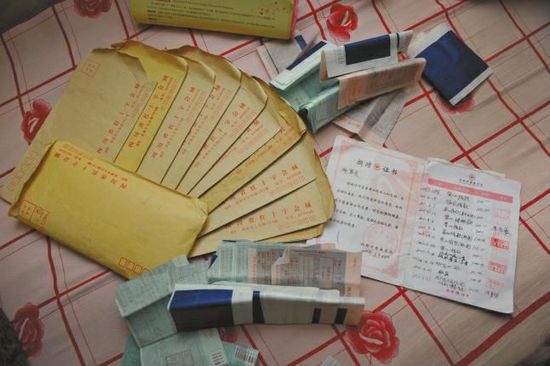 廖弟友捐款后保存的部分收據(jù)。