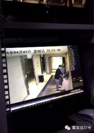 一女子在酒店被陌生男子拖拽。    視頻截圖