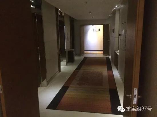 事發(fā)電梯口。    新京報記者 林斐然 攝