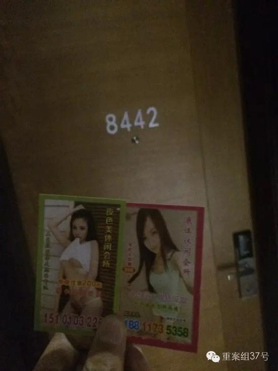 店多客房內(nèi)均發(fā)現(xiàn)有“小卡片”。    新京報記者 林斐然 攝