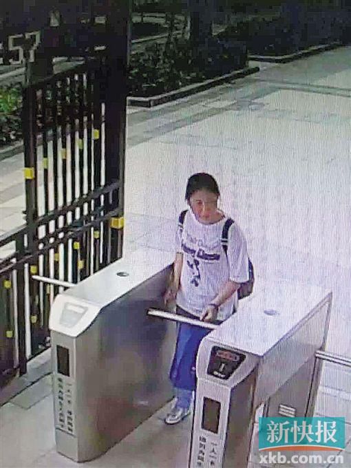 小區(qū)監(jiān)控拍到,保姆“李晴”于14日下午1時55分背著官女士的背包離開。均為當(dāng)事人供圖
