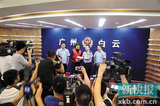 因舉報涉毒案件線索而獲獎的“快遞小哥”戴著面具領(lǐng)取獎金。