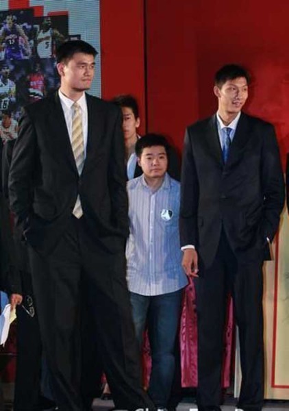 鄧超夫婦以及于嘉、林書豪，放在人群里都是不錯(cuò)的身高，顯然，他們選錯(cuò)了參照物。