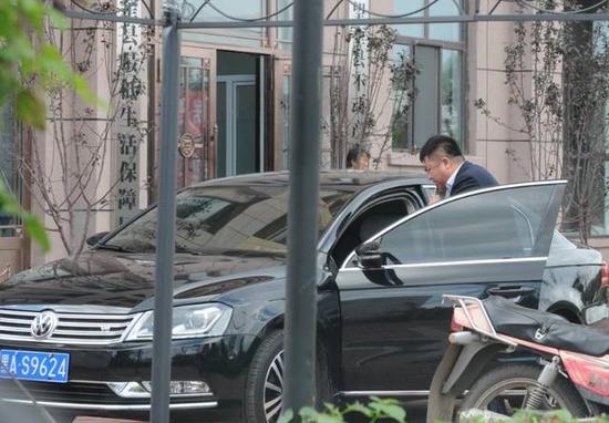 程海濤局長駕駛的假牌車，停在縣低保局門前