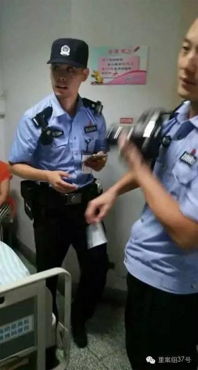 民警到醫(yī)院對秦女士體內(nèi)子彈取證調(diào)查。 受訪者供圖