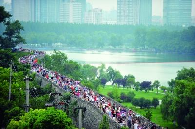 　　昨天,數(shù)萬(wàn)南京市民參加“環(huán)城七十里”徒步走,圖為解放門(mén)城墻上密集的人群。 本版攝影 實(shí)習(xí)生 王甜