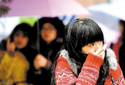 大學(xué)路附近，一位美女冷得縮起脖子。 晚報記者 馬健 圖