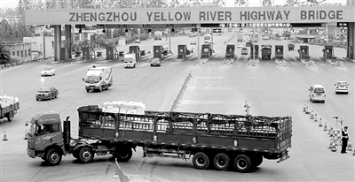 一輛6軸大貨車被路政人員勸阻后，掉頭返回