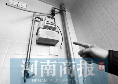 天然氣管裸露，有居民稱安裝好的燃?xì)庠罹咭恢遍e置