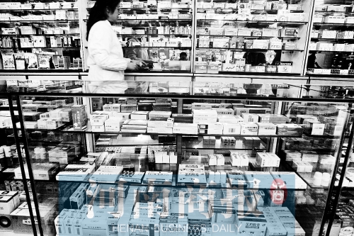 　鄭州不少藥店，也會把價格低的藥品放下層，價格高的放在醒目位置