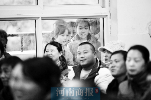 家長課堂上，孩子們趴在窗戶上圍觀