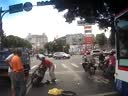 好恐怖的車禍！騎車先到人才到