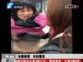 女子偷錢(qián)包被抓 當(dāng)街脫褲子撒潑