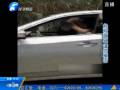 懸！山路上情侶邊開車邊親熱