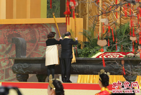 中國國民黨副主席蔣孝嚴(yán)及其夫人凈手上香 。映象網(wǎng)記者 邵恰 攝