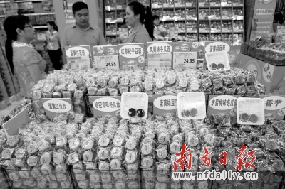 散裝月餅因其實(shí)惠的價(jià)格、豐富的口味而受到市民的青睞。