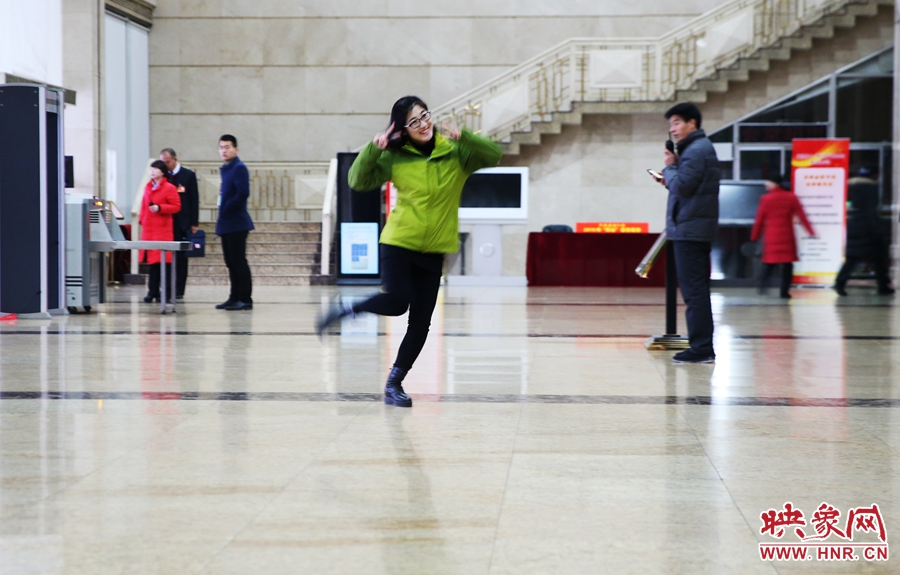 南樂天完成一個采訪后，興奮的跳了起來。