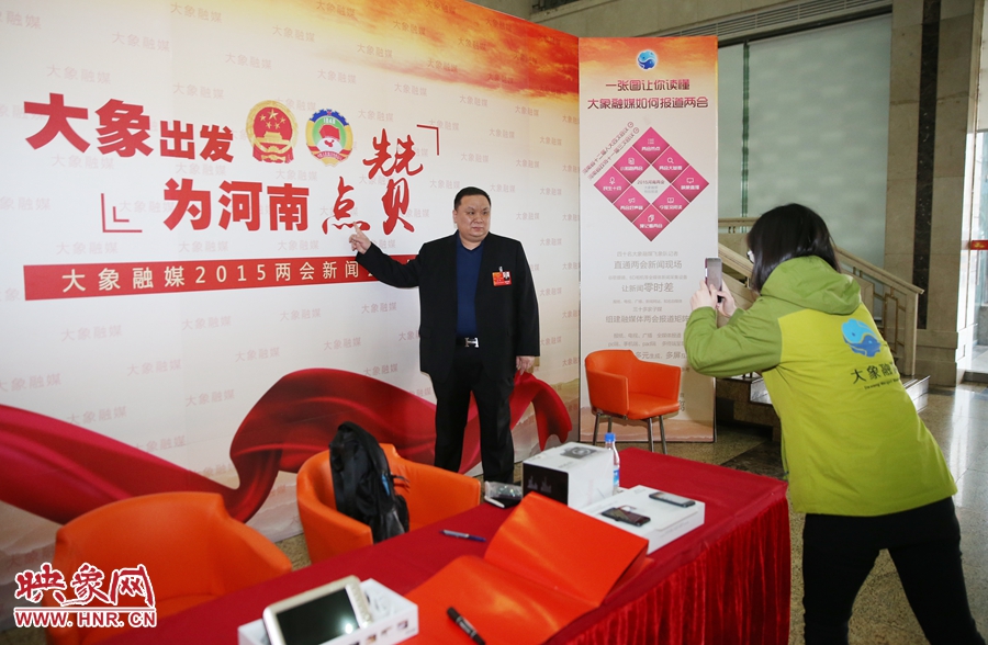 幫代表在大象融媒新聞會客廳留影拍照。