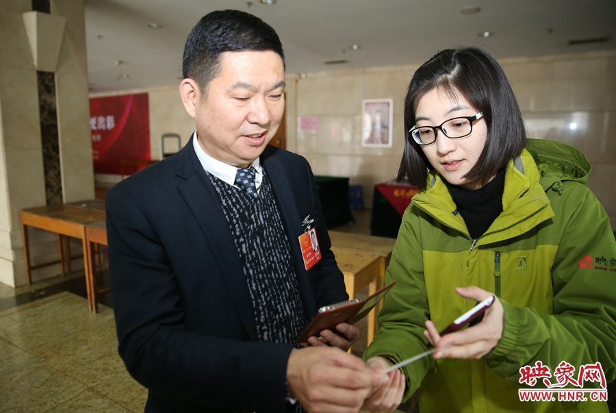 幫代表使用大象融媒映象網(wǎng)微信打印機現(xiàn)場打印照片。