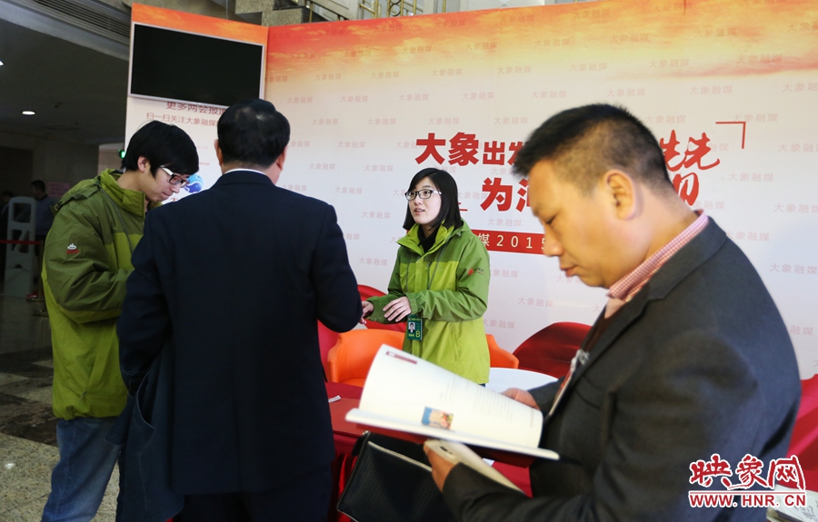 向代表、委員講解大象融媒旗下出品的新聞產(chǎn)品。
