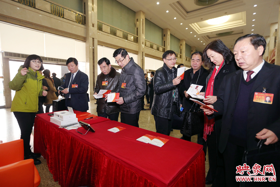 向代表、委員講解大象融媒旗下出品的新聞產(chǎn)品。