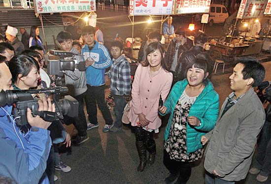 今報讀者“乖乖雁”（左）、“騎士牛仔”（右）和香香一起錄制《香香美食》