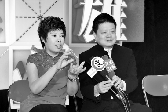 《漢字英雄》主持人馬東（右）、嘉賓于丹在向媒體推介節(jié)目