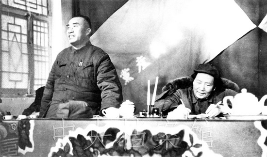 毛澤東、朱德在中共七屆二中全會(huì)上 圖片來自中央檔案館