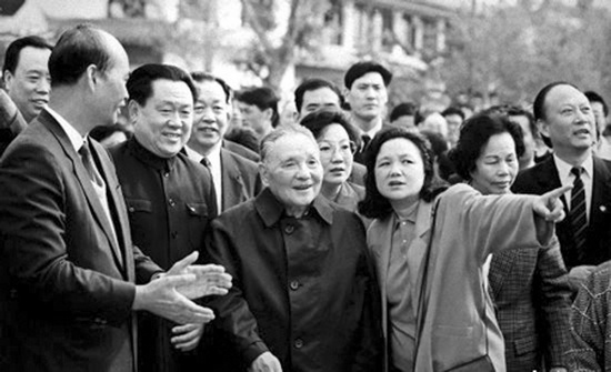 1992年，鄧小平南巡 圖片來自中國共產(chǎn)黨新聞網(wǎng)