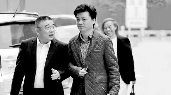 錢文忠（左）、小崔、蔡志忠（后）三位大咖步入錄制現(xiàn)場