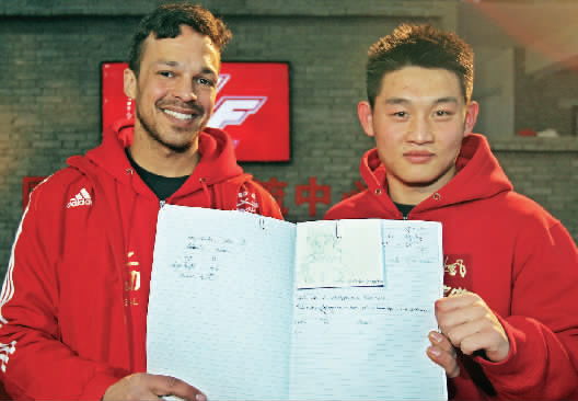 　　約瑟夫手繪了每個選手的肖像，認認真真地用字母拼寫出選手的中文名字附注。“看，這個是鄭召玉喲”