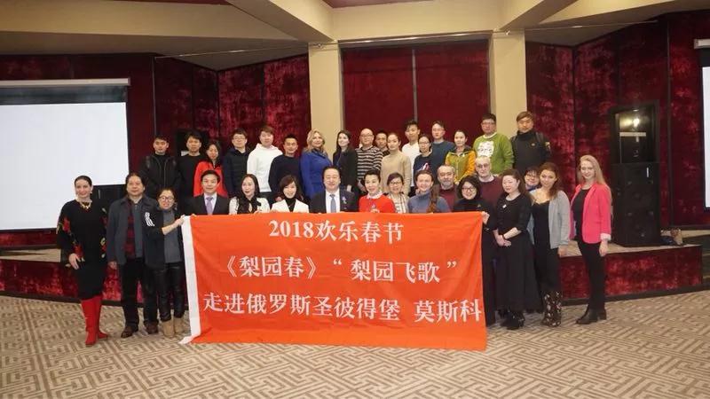 《梨園春》與俄羅斯文化學(xué)者開展座談會，共同交流中俄藝術(shù)文化的發(fā)展并互贈禮物