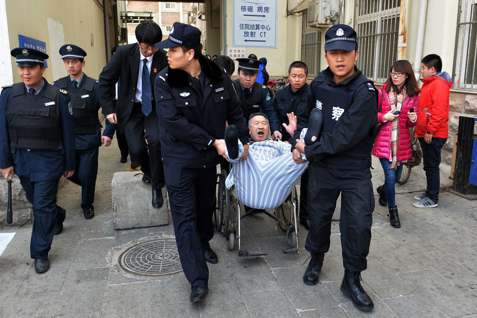 北京一男子鐵鏈鎖身賴(lài)醫(yī)院病床近3年 被強(qiáng)執(zhí)抬走